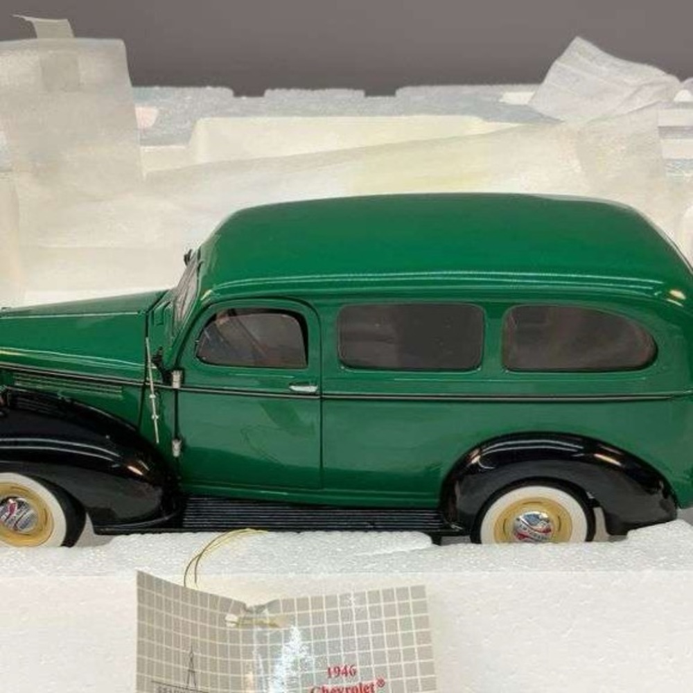 Franklin Mint Precision Models 1946 Chevrolet Suburban (NIB) with Accessories